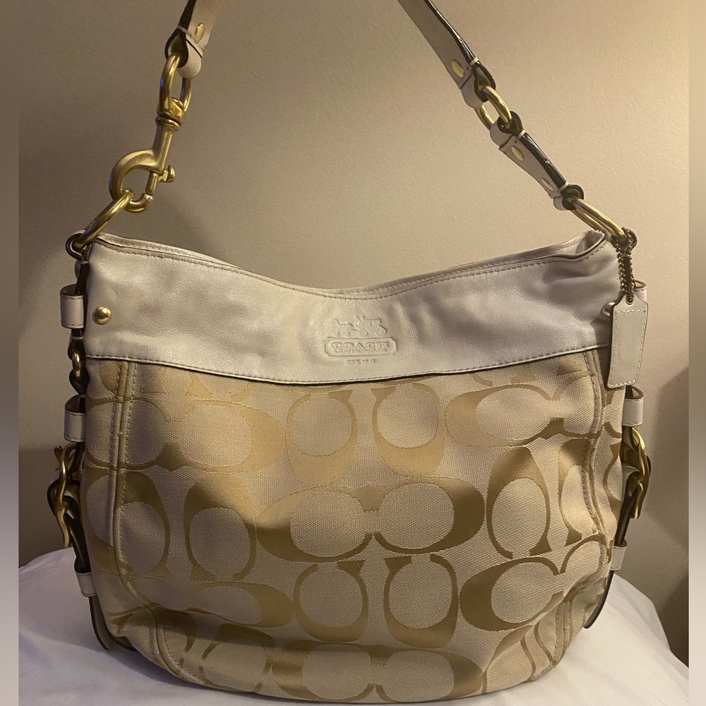 Neutral tone vintage coach bag with a beautiful inside in perfect condition